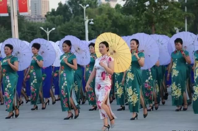 平涼泓源公司黨委和興北路社區(qū)綠地廣場商圈黨建聯盟合作舉辦“謳歌新時代 共圓中國夢”紀念改革開放四十周年大型群眾廣場文化活動(圖2)