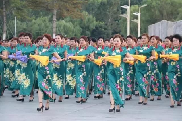 平涼泓源公司黨委和興北路社區(qū)綠地廣場商圈黨建聯盟合作舉辦“謳歌新時代 共圓中國夢”紀念改革開放四十周年大型群眾廣場文化活動(圖3)