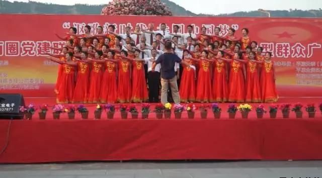 平涼泓源公司黨委和興北路社區(qū)綠地廣場商圈黨建聯盟合作舉辦“謳歌新時代 共圓中國夢”紀念改革開放四十周年大型群眾廣場文化活動(圖8)