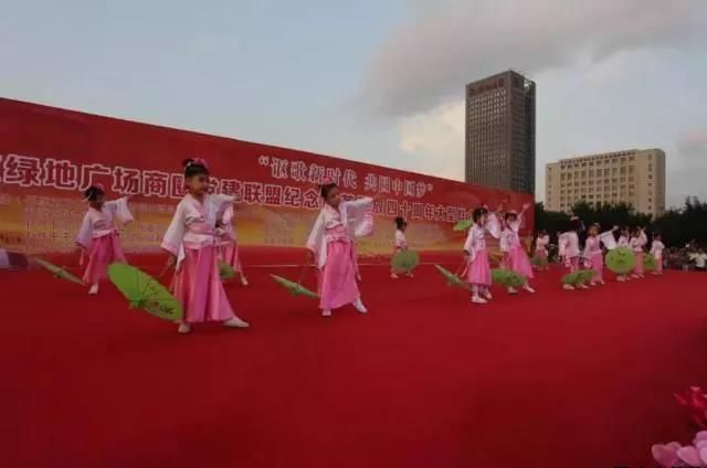 平涼泓源公司黨委和興北路社區(qū)綠地廣場商圈黨建聯盟合作舉辦“謳歌新時代 共圓中國夢”紀念改革開放四十周年大型群眾廣場文化活動(圖9)