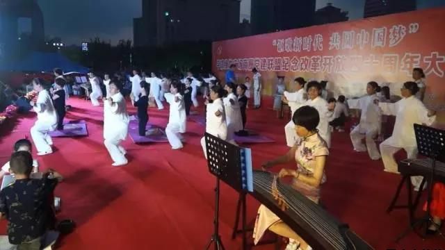 平涼泓源公司黨委和興北路社區(qū)綠地廣場商圈黨建聯盟合作舉辦“謳歌新時代 共圓中國夢”紀念改革開放四十周年大型群眾廣場文化活動(圖11)