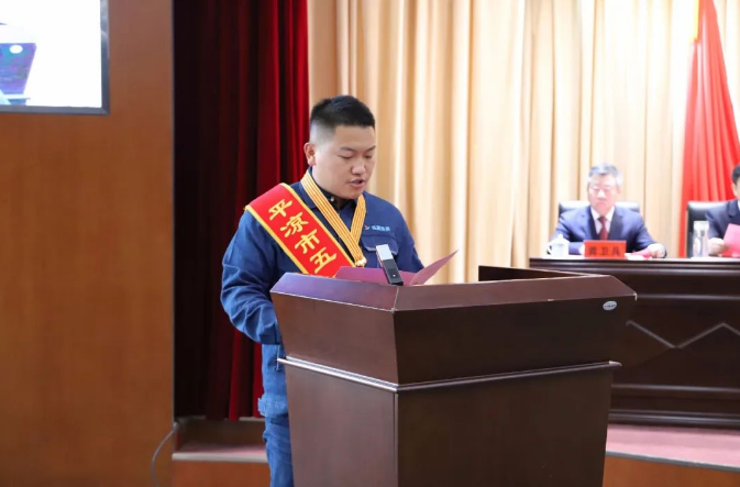 喜報！市產(chǎn)投集團(tuán)員工楊李榮獲2022年平?jīng)鍪形逡粍趧营務(wù)?圖2)